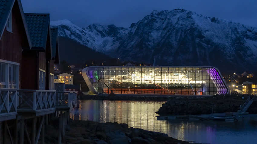 Signalbygg i glass og stål innkapsler Hurtigruteskipet. Foto