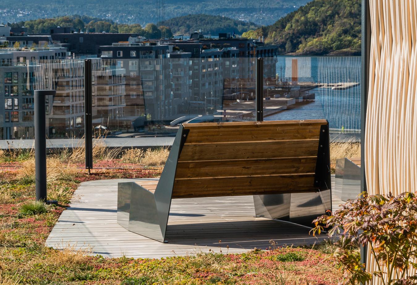 Eufemias trädgård, sittplats på takterrassen med utsikt mot fjorden. Foto