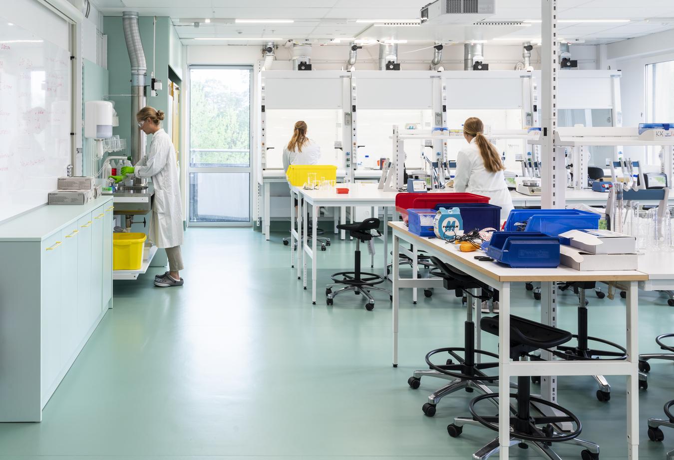 Laboratorium med blågröna golv. Foto