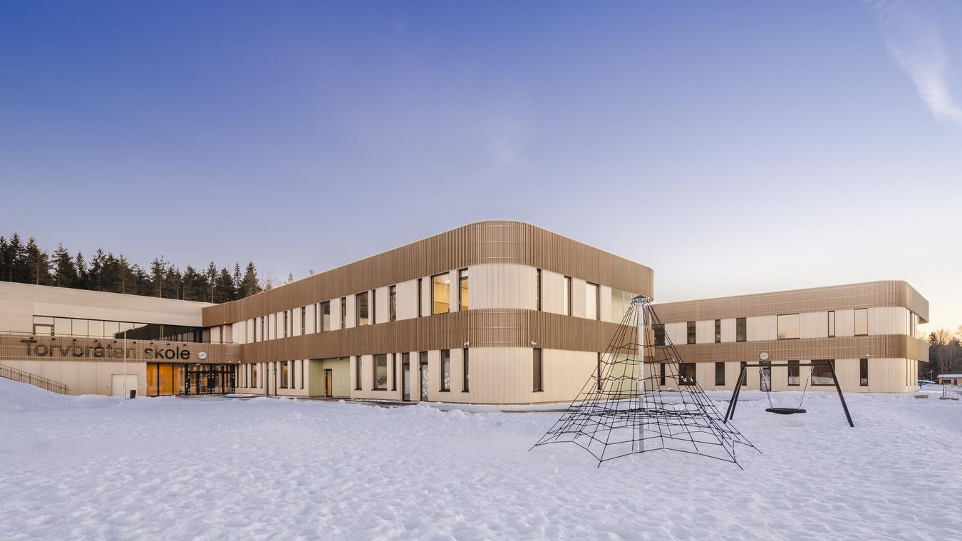 School with rounded corners and details in wood. Photo