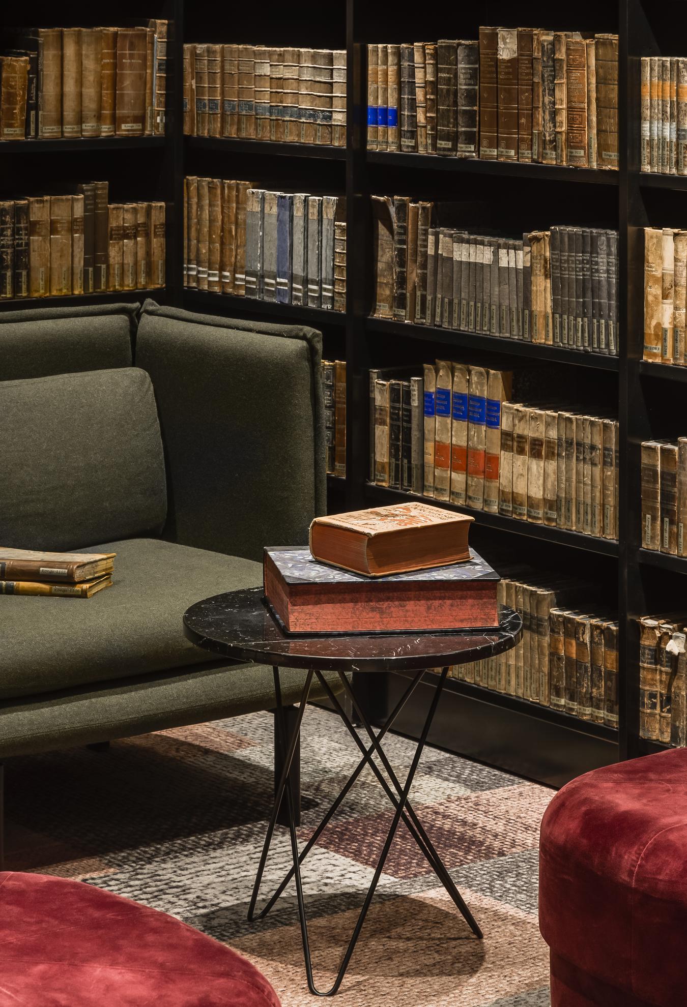 Sofabord og bogreoler med gamle bøger. Foto