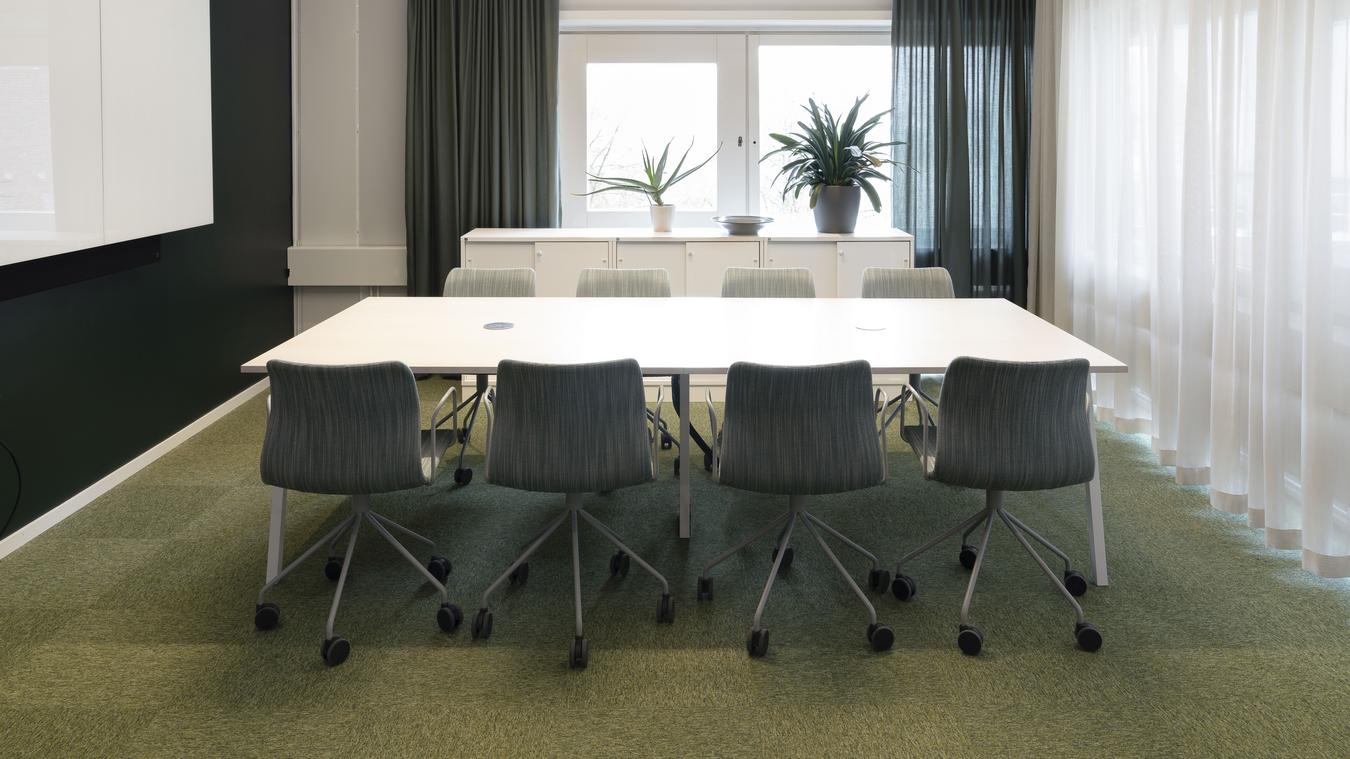 Mødelokale med interiør i grønne nuancer. Foto